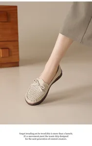 Nahaufnahme von beigefarbenen Laser-Cut-Leder-Loafers mit Schleife und Gummisohle