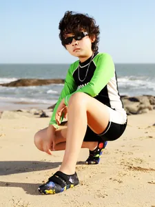 Professionelle Badeschuhe für Jungen mit bunten Mustern und Klettverschluss für den Strand