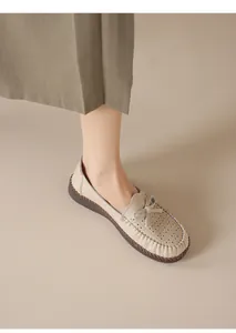 Detailaufnahme handgefertigter Leder-Loafer mit eleganten Lochmustern für Damen