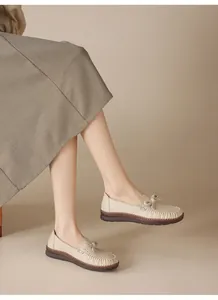 Nahaufnahme weicher Leder-Loafer mit Lochmuster und handgenähter Gummisohle für Damen