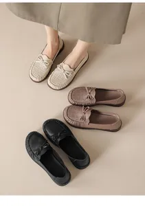 Detailansicht von Damen-Leder-Loafern mit Lochmuster in den Farben Beige, Braun und Schwarz