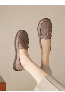 Detail der braunen Leder-Loafer mit floralem Hohlmuster und handgenähter Sohle
