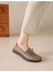 Nahaufnahme bequemer brauner handgefertigter Leder-Loafer mit atmungsaktivem Lochmuster-Design