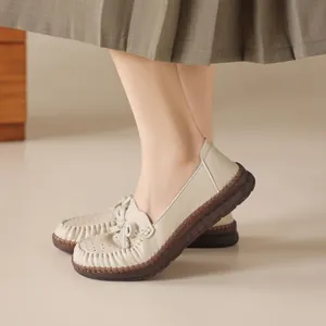 Handgenähte beige Mamaschuhe aus weichem Leder mit atmungsaktivem Hohldesign und Gummisohle