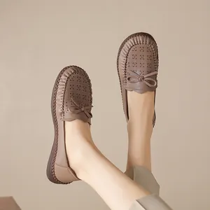 Bequeme Damen-Slipper aus weichem Leder mit Lochmuster und feinem Schleifendetail