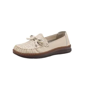 Bequeme beige Leder-Slipper für Damen mit weicher Rindssehnensohle und Lochmuster