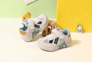 Gros plan sur des baskets respirantes en mesh pour tout-petits avec semelle souple
