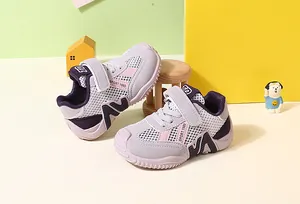 Détail de chaussures de sport respirantes pour enfants avec semelles souples et velcro