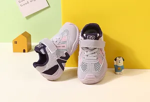 Vue détaillée de chaussures de course en maille respirante pour bébés en lilas et rose