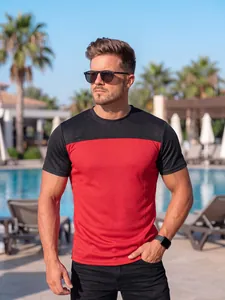 Atmungsaktives rot-schwarzes Herren-T-Shirt mit Rundhalsausschnitt in sonniger Pool-Umgebung
