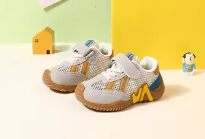 Vue détaillée de baskets en maille respirante pour bambins avec des accents jaunes