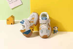 Baskets en maille respirante pour enfants avec jouets mignons sur fond jaune vif.