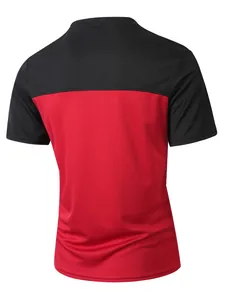 Rückansicht eines atmungsaktiven Herren-T-Shirts mit rot-schwarzem Farbblock-Design