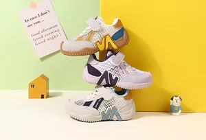 Vue empilée de baskets pour enfants en maille respirante aux couleurs pastel