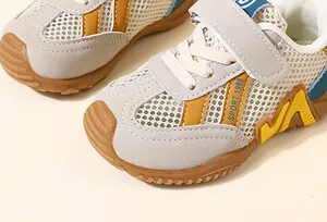 Vue détaillée de chaussures de course en maille respirante pour enfants avec semelle souple