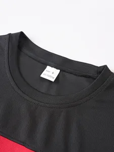 Detailaufnahme des Rundhalsausschnitts und Größenetiketts eines atmungsaktiven Herren-T-Shirts