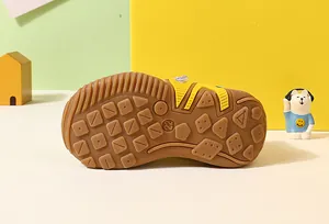 Vue rapprochée de la semelle en caoutchouc antidérapante pour baskets de sport enfants