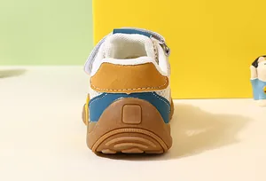 Vue détaillée du talon de baskets respirantes pour enfants avec semelle en gomme