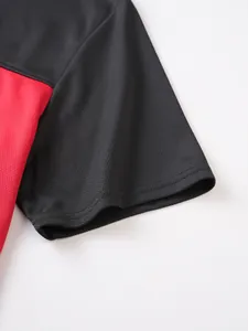 Detaillierte Nahaufnahme des schwarz-roten atmungsaktiven Mesh-Ärmels eines Herren-T-Shirts
