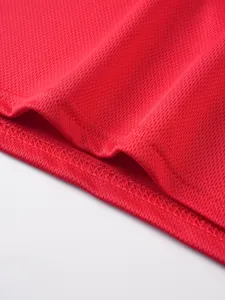 Nahaufnahme des roten atmungsaktiven Mesh-Gewebes und der Doppelnähte eines Herren-Sport-T-Shirts