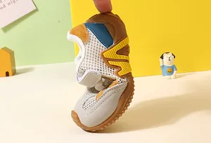 Chaussure de course flexible en mesh pour enfants avec semelle souple marron.