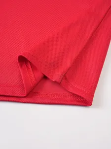 Detailansicht des hochwertig doppelt vernähten Saums eines roten Mesh-Herren-T-Shirts