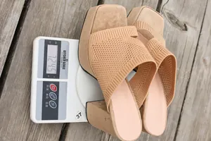 Dettaglio dei sandali platform in maglia kaki che mostrano il peso su una bilancia