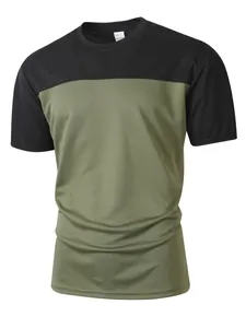 Detailansicht des atmungsaktiven Mesh-Gewebes am Herren-Sport-T-Shirt mit Rundhals