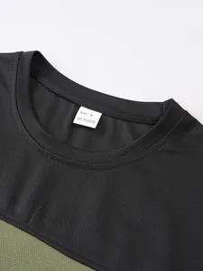 Detaillierte Nahaufnahme des atmungsaktiven Herren-T-Shirts mit Polyester-Etikett