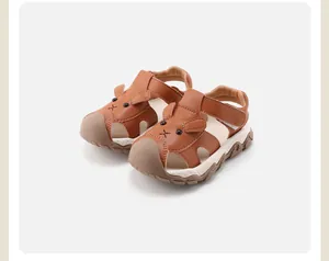 Sandales marron pour tout-petits avec visage de chiot et semelle antidérapante
