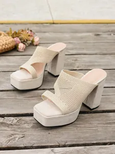 Dettaglio laterale sabot in maglia beige con plateau e tacco alto quadrato.