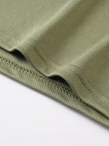 Nahaufnahme von olivgrünem, atmungsaktivem Mesh-Gewebe und Nähten am T-Shirt-Saum