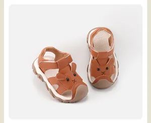 Vue détaillée de sandales marron pour tout-petits avec un visage de lapin mignon