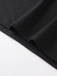 Λεπτομερής κοντινή λήψη στριφώματος με διπλή ραφή σε βαρύ μαύρο ανδρικό βαμβακερό γιλέκο