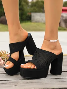 Primo piano di sabot platform neri in maglia con tacco largo e design peep-toe