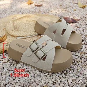 Detailansicht der stylischen beigen Plateausandalen für Damen mit 5 cm Absatzhöhe.