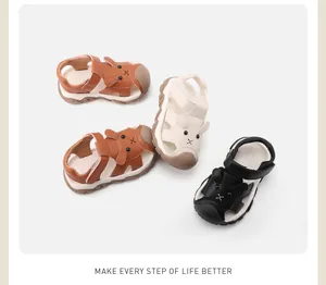 Gros plan de sandales pour enfants avec motif lapin mignon en plusieurs couleurs fraîches