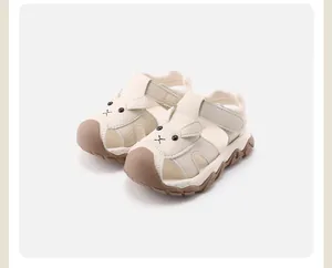 Gros plan de sandales mignonnes pour tout-petits avec un design ajouré et respirant