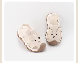 Vue détaillée du design de lapin mignon et de la structure respirante de ces sandales pour bébé