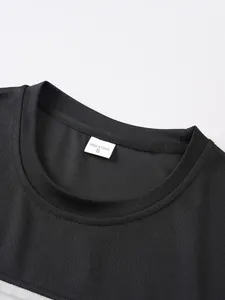 Nahaufnahme des schwarzen atmungsaktiven Mesh-Rundhals-T-Shirt-Kragens mit Größenetikett