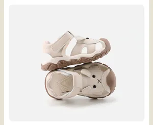 Vue latérale de jolies sandales crème pour bébé avec oreilles et semelles épaisses