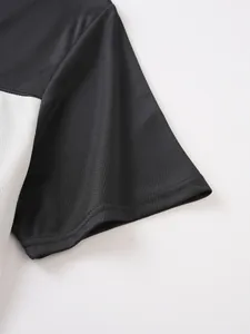 Nahaufnahme des atmungsaktiven Mesh-Gewebes und der Nähte eines kurzärmeligen Sport-T-Shirts
