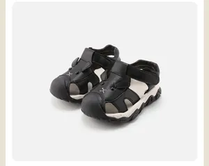 Gros plan de sandales respirantes noires pour enfants avec un joli design animalier