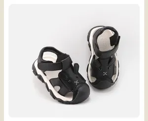 Vue détaillée de sandales antidérapantes pour enfants avec un design animal mignon.