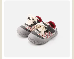 Nahaufnahme von Kleinkinder-Lauflernschuhen mit atmungsaktivem Mesh und Gummisohle