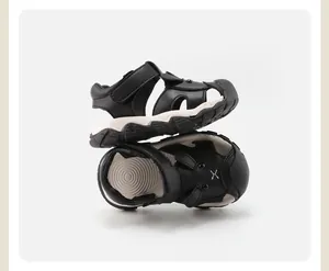 Vue détaillée de sandales noires pour enfants avec tête de lapin et design respirant.