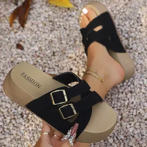 Detailansicht der modischen Damen Plateausandalen mit schwarzen Riemen und goldener Schnalle.