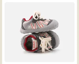 Detailansicht der atmungsaktiven Kleinkind-Sneaker mit Mesh-Gewebe und Antirutschsohle.