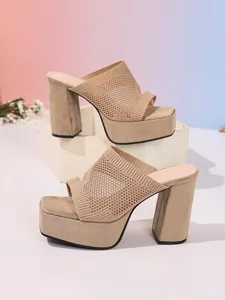 Vista dettagliata di sandali platform in maglia beige con tacco largo alto e punta aperta.