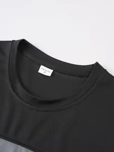 Detailansicht des atmungsaktiven Mesh-Ausschnitts mit Größenetikett am schwarzen T-Shirt